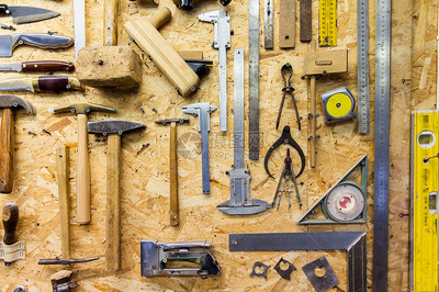 木工木工设备车间墙上挂着的工作工具车间墙上挂着的工作工具